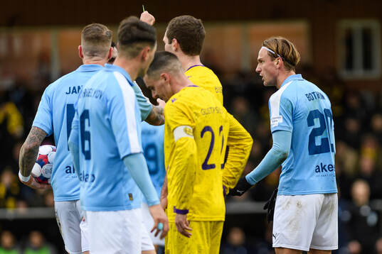Malmö FFs Erik Botheim tilldelas ett gult kort