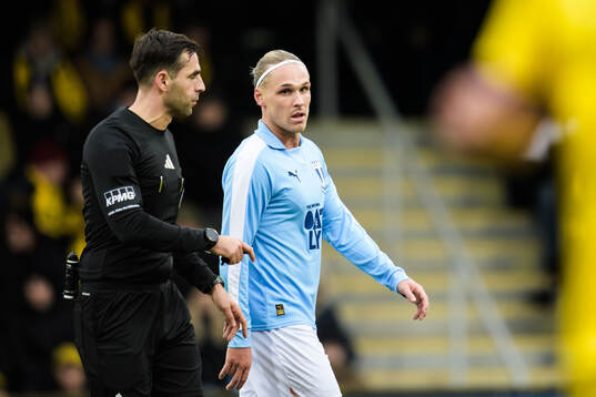 Assisterande domare Marcus Klitte och Malmö FFs Arnor