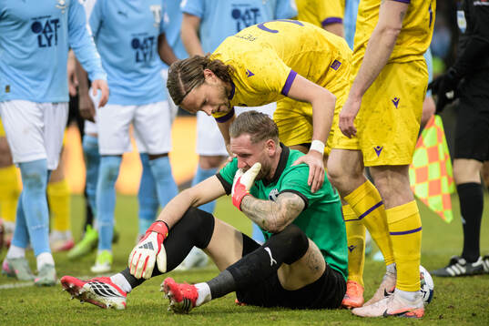 Mjällbys Tom Pettersson och Malmö FFs målvakt Robin