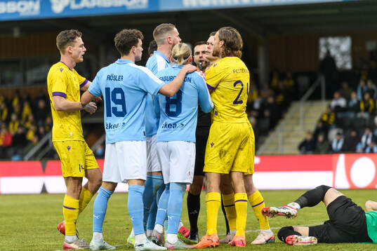 Diskussion mellan Malmö FFs Colin Rösler, Pontus Jansson