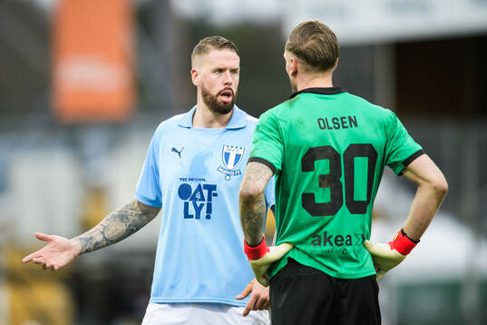 Malmö FFs Pontus Jansson och målvakt Robin Olsen deppar