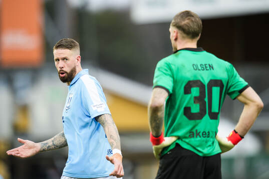 Malmö FFs Pontus Jansson och målvakt Robin Olsen deppar