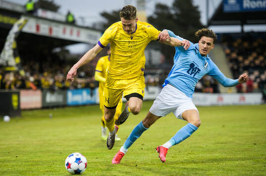 Mjällbys Villiam Granath och Malmö FFs Noah Åstrand John