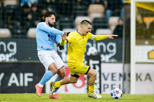 Malmö FFs Sead Haksabanovic och Mjällbys Jesper Gustavsson