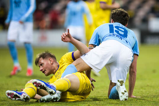 Mjällbys Aki Samuelsen och Malmö FFs Colin Rösler