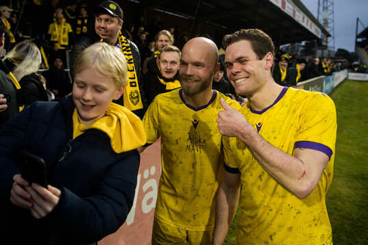 Mjällbys Viktor Gustafson och Jacob Bergström jublar