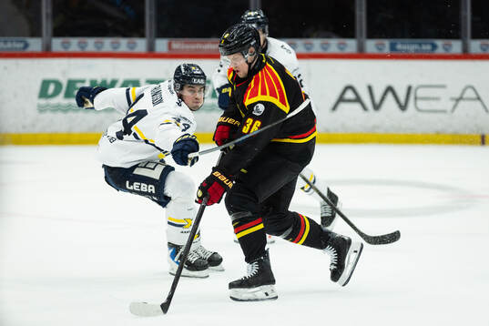 HV71s Hugo Fransson och Brynäs Linus Ölund