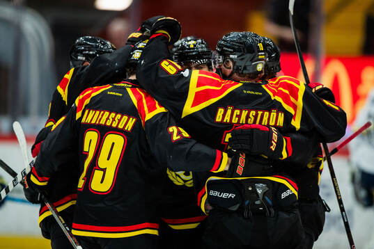 Brynäs Axel Andersson och Nicklas Bäckström jublar