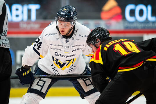 HV71s Hampus Eriksson och Brynäs Nicklas Bäckström