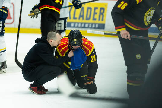 Brynäs Axel Andersson skadar sig