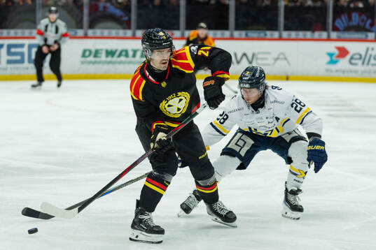 Brynäs Axel Andersson och HV71s Justin Glenn Kloos
