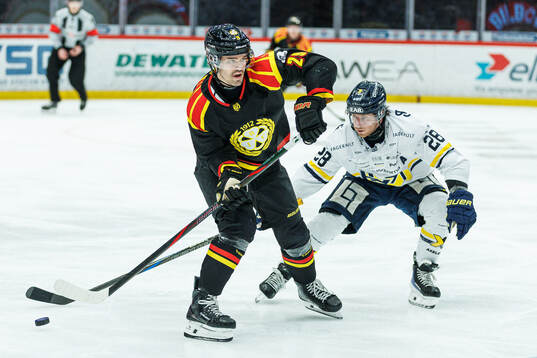 Brynäs Axel Andersson och HV71s Justin Glenn Kloos