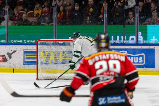 Luleås Erik Gustafsson ser Färjestads Jack Berglund