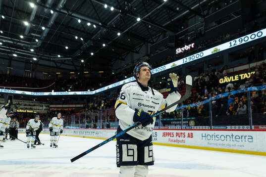 HV71s Nikola Pasic tackar publiken