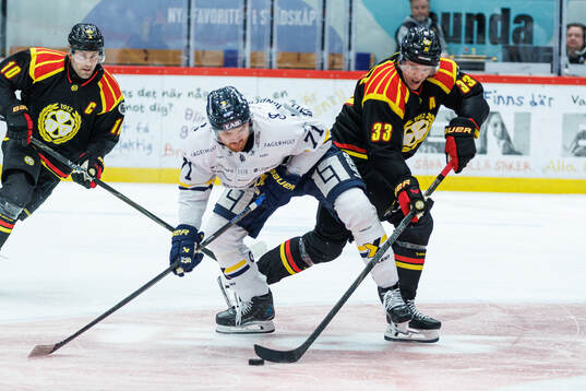HV71s William Ignberg Nilsson och Brynäs Johan Larsson och