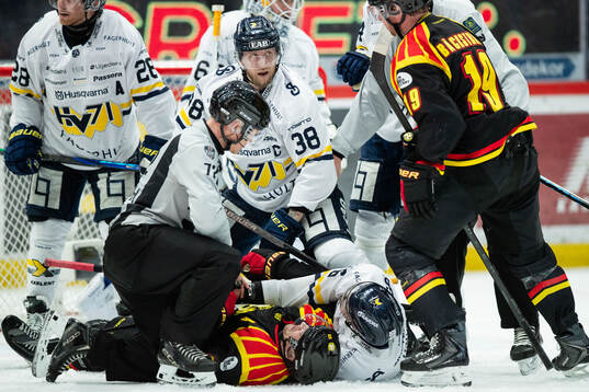 HV71s Olle Alsing, Brynäs Jakob Silfverberg och HV71s