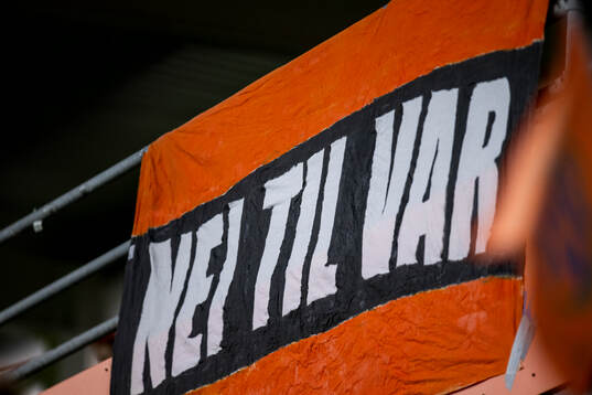 A banner with the text "Nei til VAR"