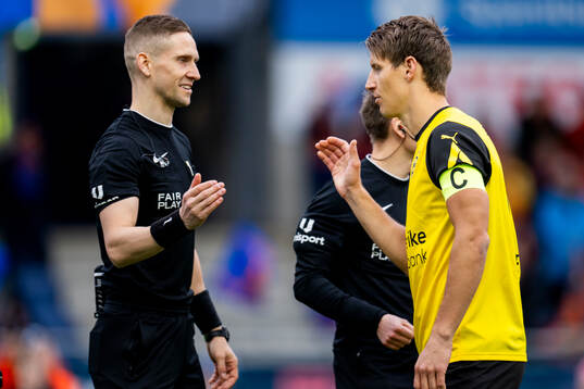 Referee Espen Eskås and Thomas Lehne Olsen of Lillestrøm