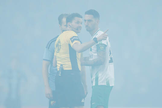 Hammarbys Nahir Besara i samtal med Domare Joakim Sars