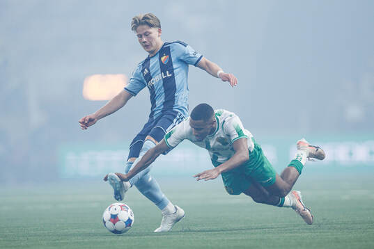 Djurgårdens Matias Siltanen och Hammarbys Paulos Abraham