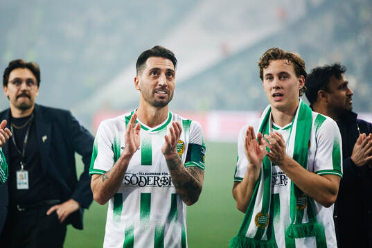 Hammarbys Nahir Besara och Hampus Skoglund applåderar