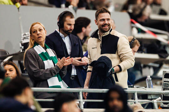 Hammarby damlags sportchef Arnor Smarason på läktaren