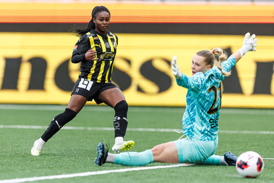 Häckens Monica Jusu Bah gör 1-0 bakom AIKs målvakt
