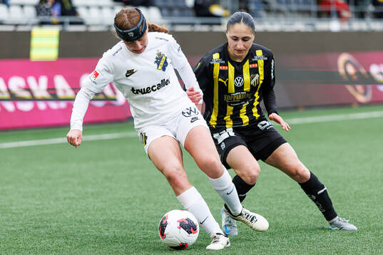 AIKs Olivia Garcia och Häckens Nesrin Akgun
