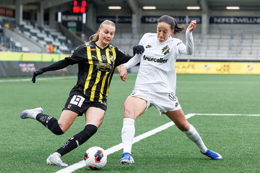 Häckens Stine Sandbech och AIKs Anna Oscarsson