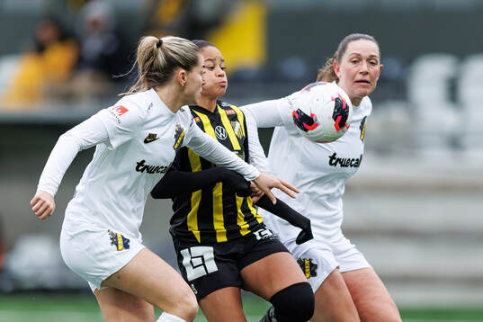 AIKs Linda Sembrant och Jennie Nordin mot Häckens Felicia