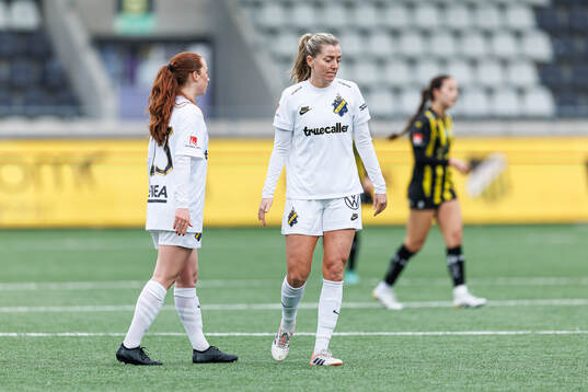 AIKs Ella Reidy och Linda Sembrant deppar