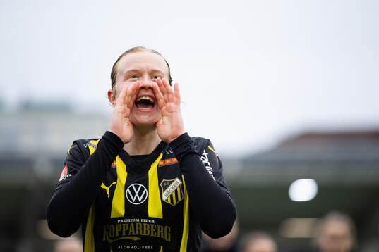 Häckens Emma Östlund håller i segersång