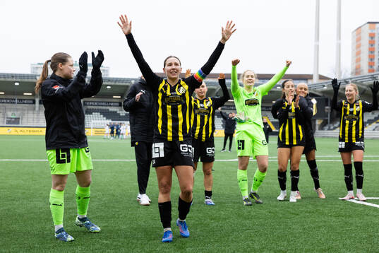 Häckens Tabby Tindell jublar och tackar publiken
