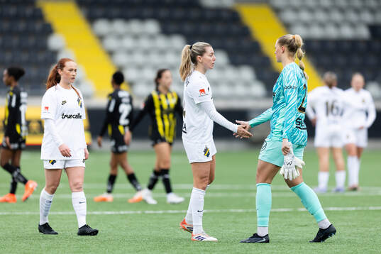 AIKs Ella Reidy, Linda Sembrant och målvakt Emilia