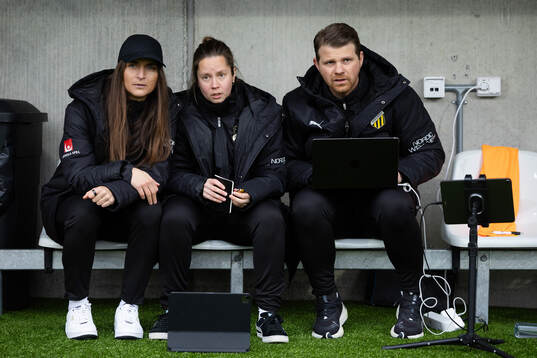 Häckens tränare Elena Sadiku, assisterande tränare Tiina