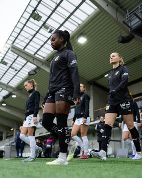 Häckens Monica Jusu Bah och Stine Sandbech