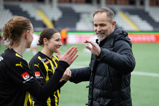 Häckens sportchef Christian Lundström gratulerar Tabby