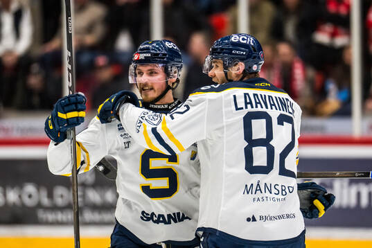 Södertäljes William Wiå och Roope Laavainen jublar