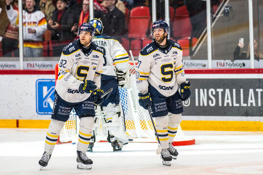 Södertäljes Roope Laavainen och Daniel Norbe deppar