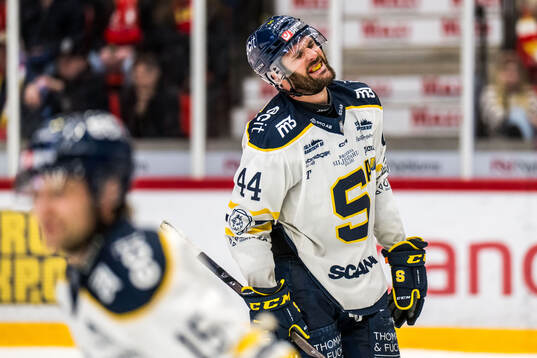 Södertäljes Niklas Arell har ont