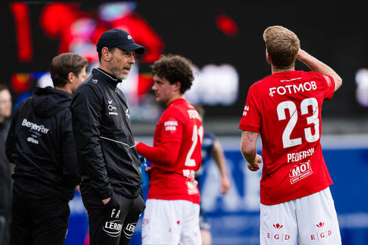 Head coach Freyr Alexandersson of Brann and Thore Pedersen