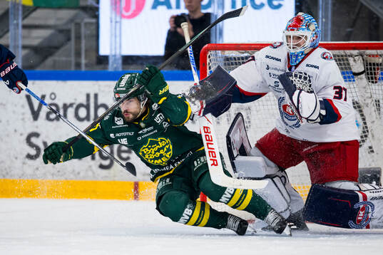 Björklövens Gustav Possler och Oskarshamns målvakt Emil