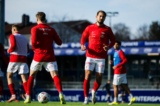 Fredrik Pallesen Knudsen of Brann warms up