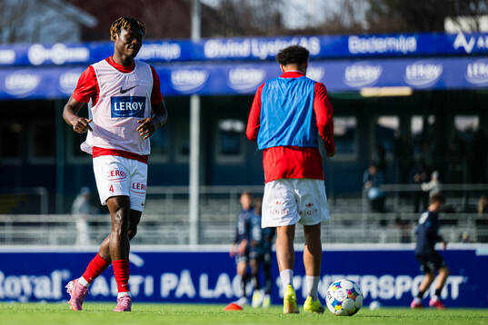 Nana Kwame Boakye of Brann warms up