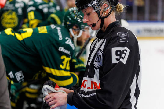 Linjedomare Anna Hansson torkar bort blod