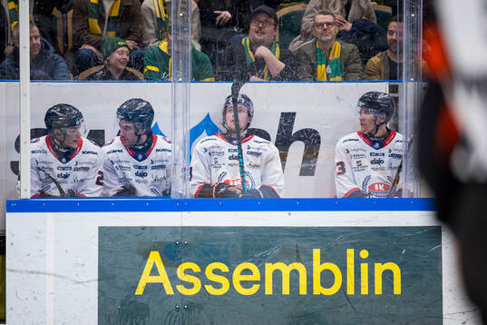 Oskarshamns spelare i utvisningsbås