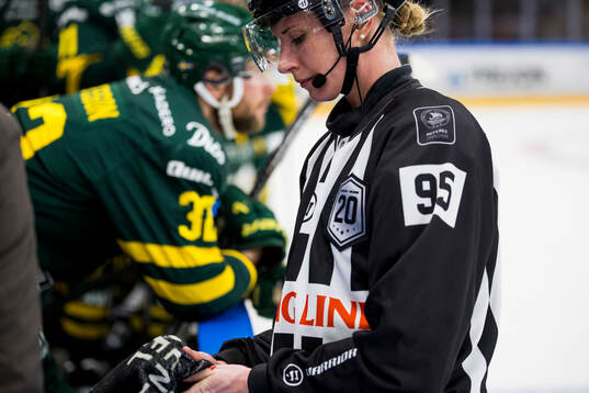 Linjeddomare Anna Hammar torkar en skadad tumme
