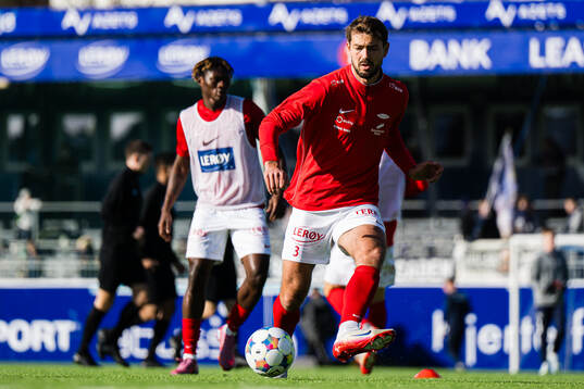 Fredrik Pallesen Knudsen of Brann warms up