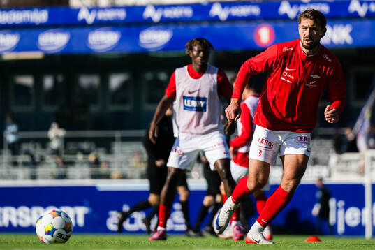 Fredrik Pallesen Knudsen of Brann warms up