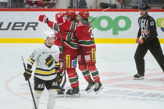 MoDos Emil Larsson jublar med lagkamraterna